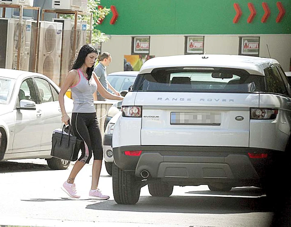 Andreea Tonciu  conduce un Range  Rover Evoque