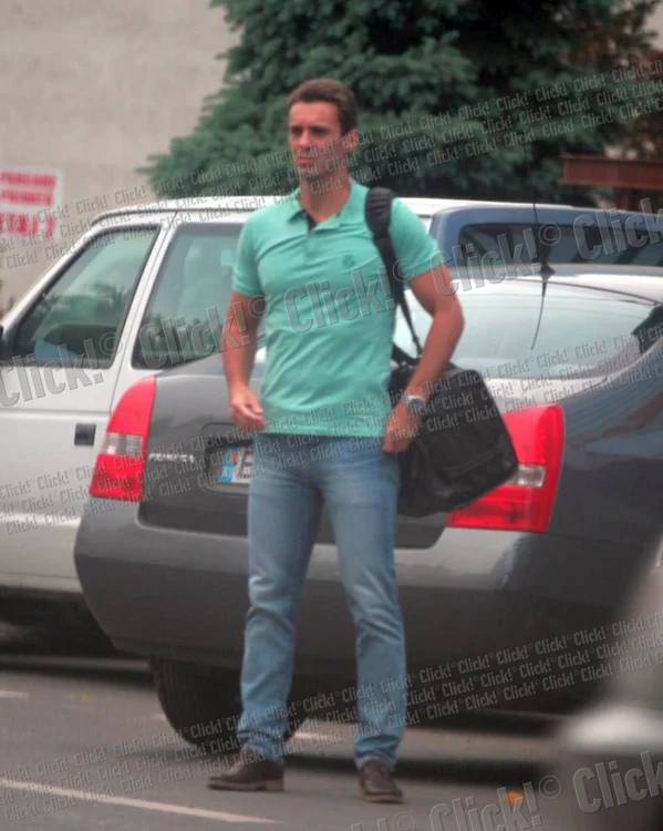 Mircea Badea îşi continuă programul de mers la sală, în timp ce Carmen Brumă are grijă de copil. (Foto: CAPS)