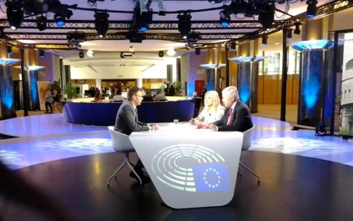 Prezentatorii Monica Ghiurco şi Ion Stavre (dreapta), alături de europarlamentarul european Daniel Caspary FOTO TVR1