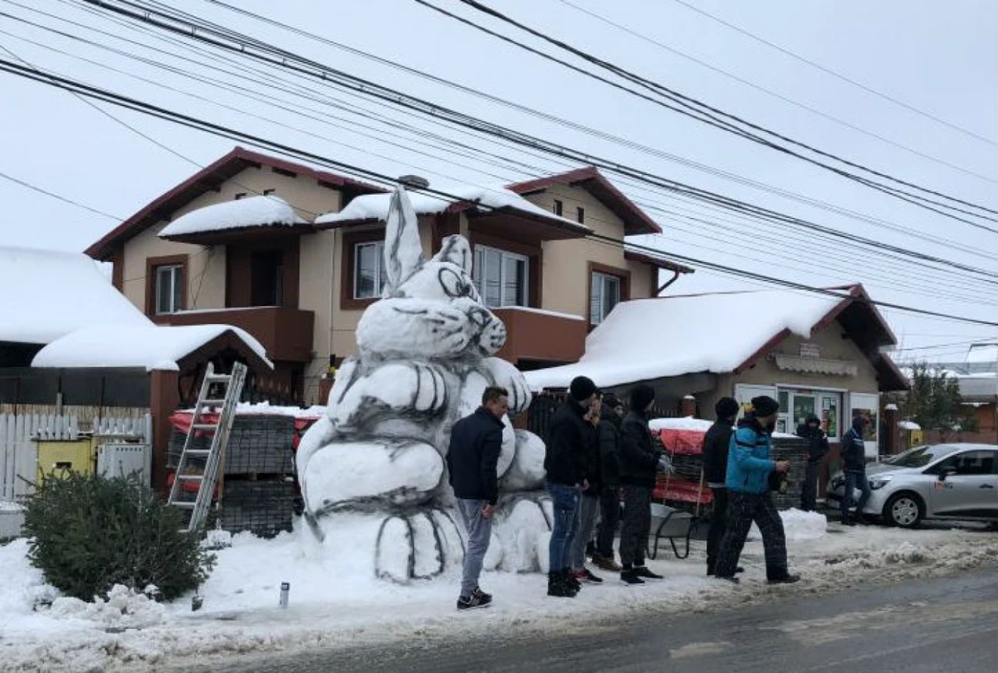 Iepurele din zăpadă este înalt de trei metri şi a fost construit în şase ore FOTO stiriactuale.ro