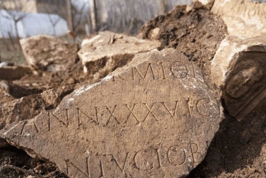 Sarcofag roman vechi de peste 1.700 de ani, distrus cu excavatorul în cimitirul municipal din Alba Iulia