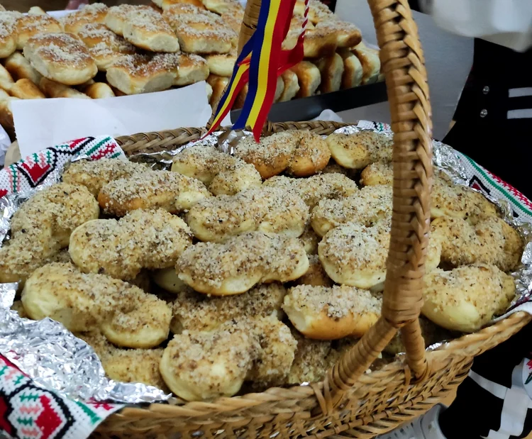 Mucenici cu miere de albine și miez de nucă FOTO: C. Mazilu