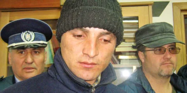Iulian Feraru (centru) a ajuns după gratii după ce şi-a ucis bunica 