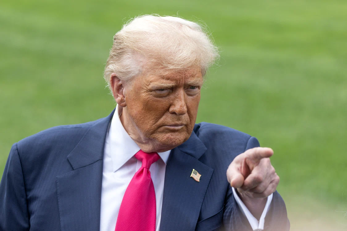 Donald Trump arătând cu degetul spre cineva