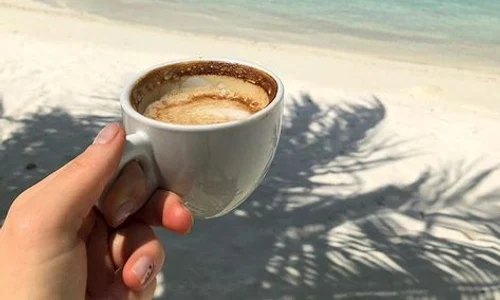 Laura și a băut cafeaua admirând frumoasele priveliști din Maldive  jpeg