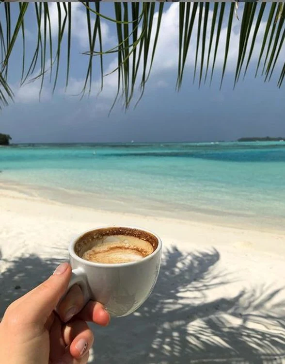 Laura și-a băut cafeaua admirând frumoasele priveliști din Maldive 
