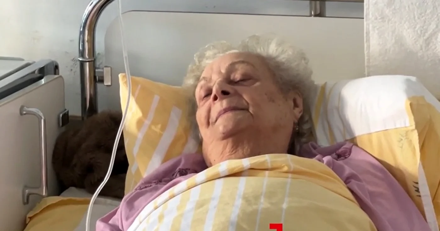 Pacientă nevoită să facă singură curat în salon Captură video 