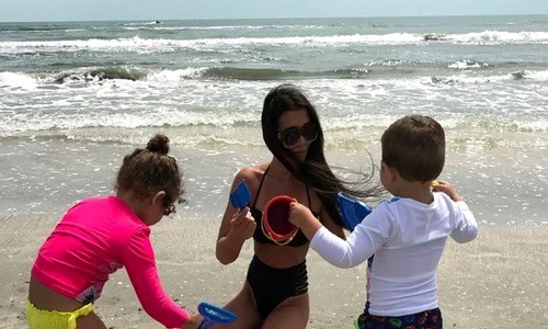 Elena Basescu pe plaja slaba jpeg