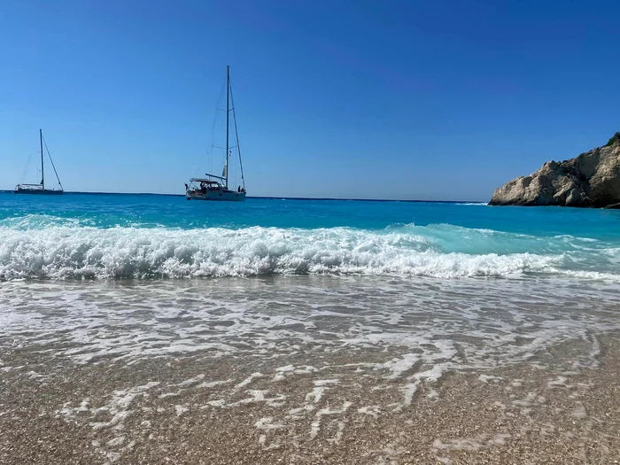 Lefkada și plajele sale atrag români și în octombrie. FOTO Facebook