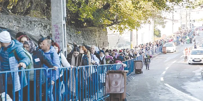 Mii de oameni stau la coadă zi și noapte ca să ajungă la racla sfintei. Foto: Doxologia