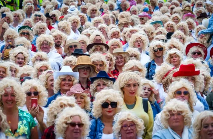 959 de oameni s-au „deghizat” în idolul lor, Dolly Parton, în Irlanda