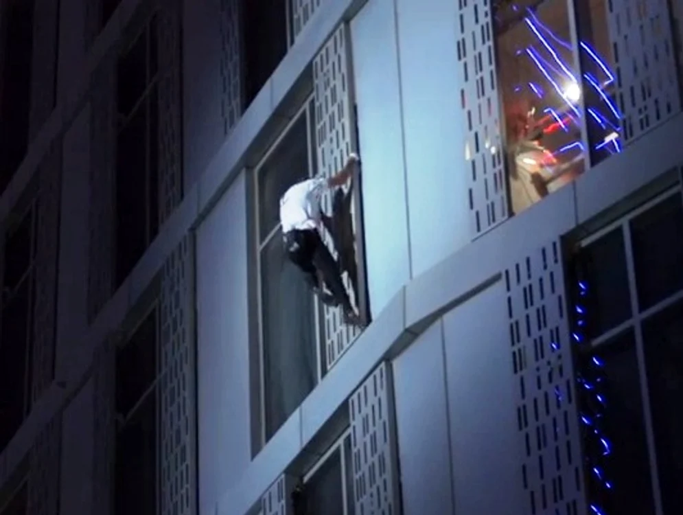 
    Alain Robert vrea să escaladeze cu mâinile libere o serie de clădiri emblematice din toată lumea, cu riscul vieţii sale.captură: YouTube  