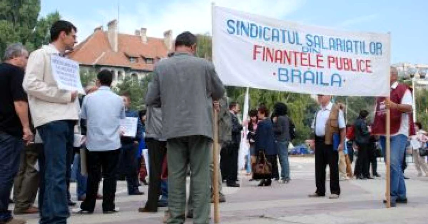 Brăila: Protestul funcţionarilor publici s-a transformat în grevă japoneză