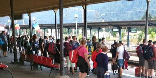 Aglomeraţie de pandemie în Staţia CFR Buşteni FOTO IAU