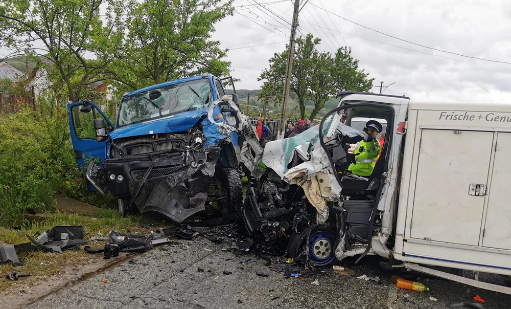Două autoutilitare s-au ciocnit în localitatea Crușeț, din județul Gorj Foto: Politia Gorj