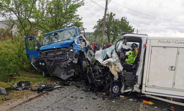 Două autoutilitare s-au ciocnit în localitatea Crușeț, din județul Gorj Foto: Politia Gorj
