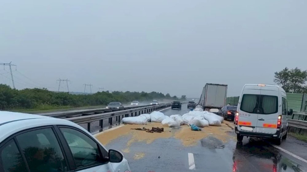 Trafic îngreunat pe A1 București-Pitești: Mai mulți saci cu cereale au căzut dintr-un camion în mers, blocând parțial circulația