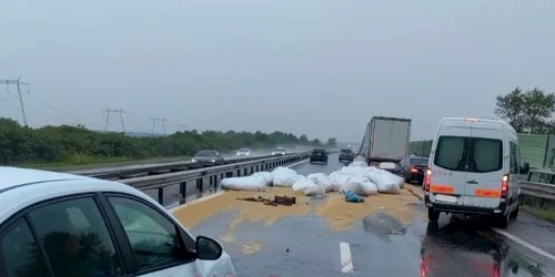 saci de cereale pe autostrada a1 bucuresti pitesti foto centrul infotrafic webp