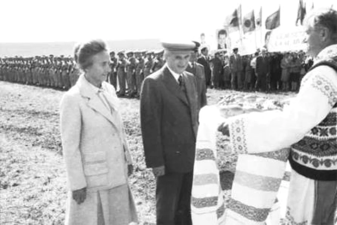 Cuplul dictatorial a fost primit pe Aeroportul Iaşi cu tradiţionala pâine şi sare, iar mii de oameni au fost mobilizaţi la un miting gândit să salveze imaginea tot mai afectată a regimului FOTO Agerpres