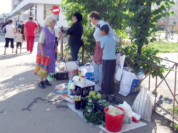 Piaţa clandestină de la colţul blocului