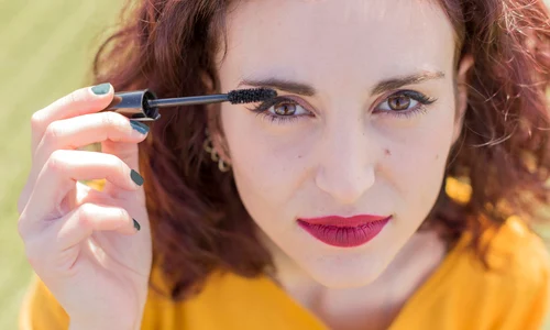 brunette blogger doing her make up jpg