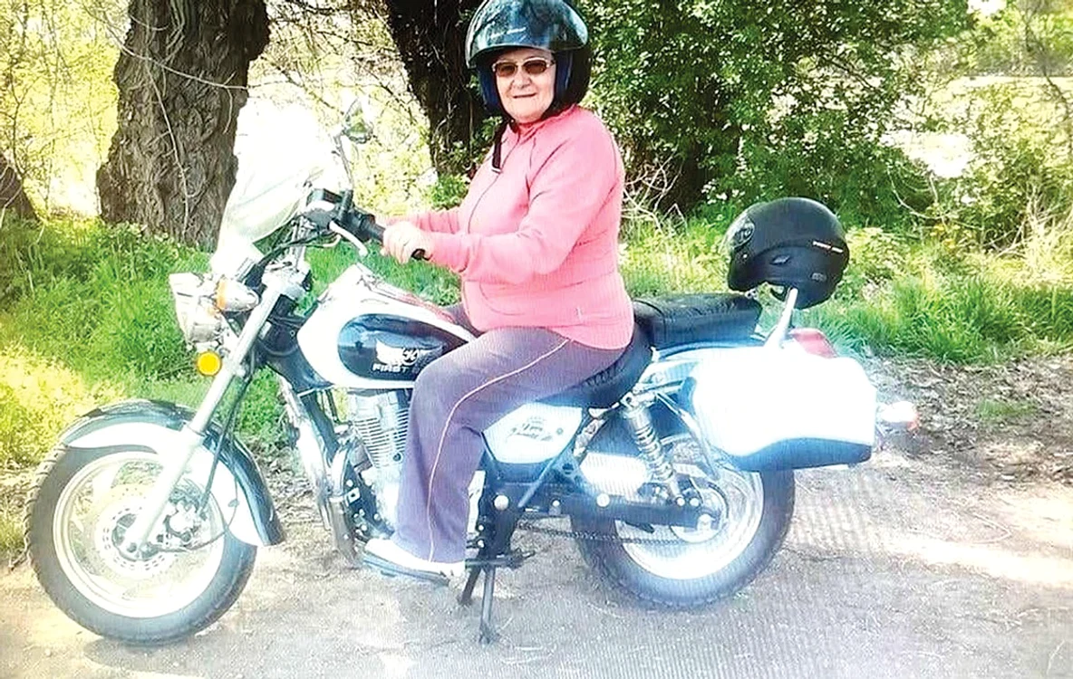 Şi Maria adoră  plimbările  cu motorul. Foto: arhivă personală