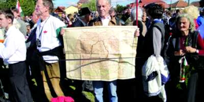 Iosef Toth se mândreşte cu harta Ţinutului Secuiesc, pe care a adus-o, pe bicicleta, din Ungaria