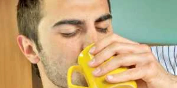 Imediat după  ce te trezeşti, bea o cană cu ceai de ghimbir şi de lămâie