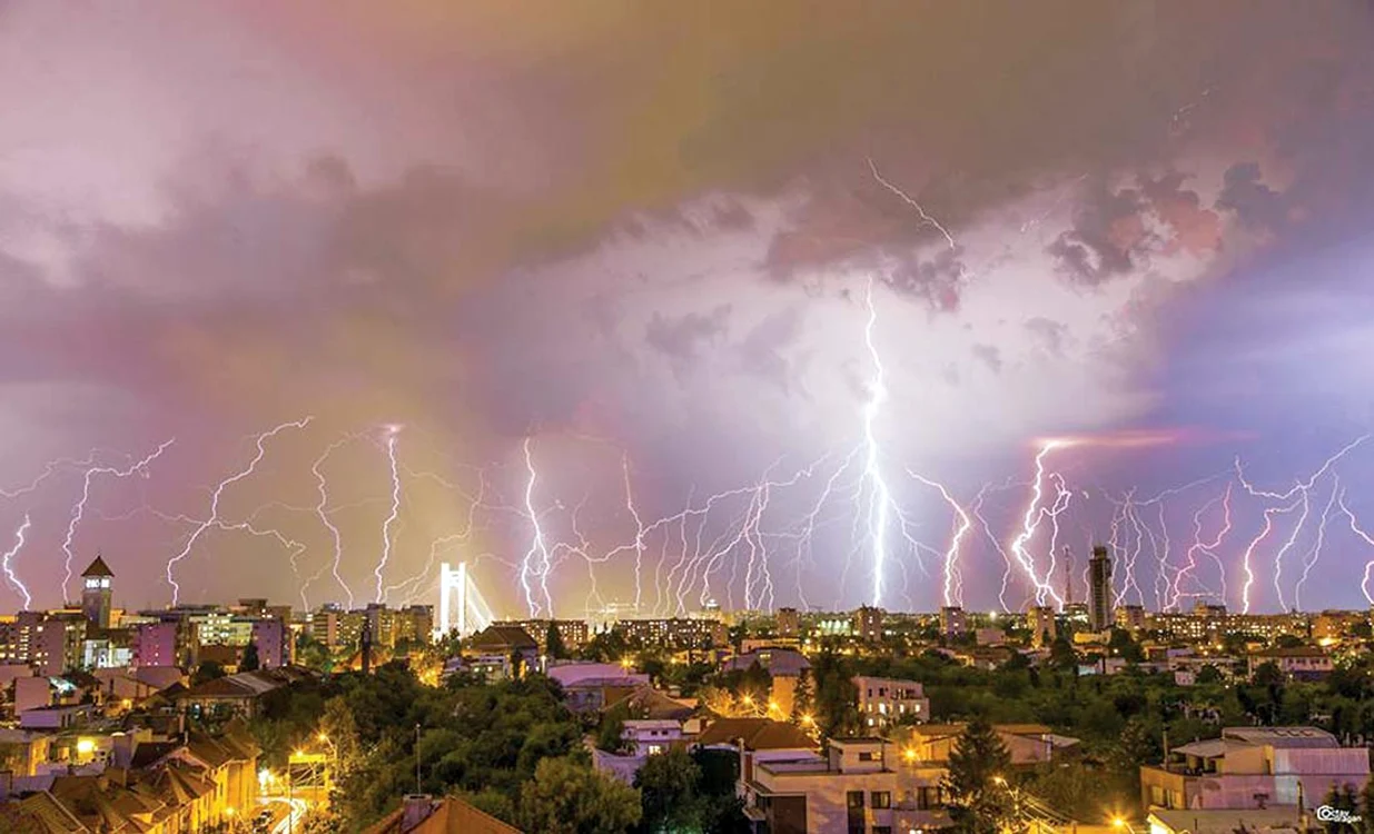 
    Furtuna de luni seară a transformat Bucureştiul într-o adevărată Veneţie.  * 25 de case inundate * trafic paralizat * copaci căzuţi * maşini distruse   