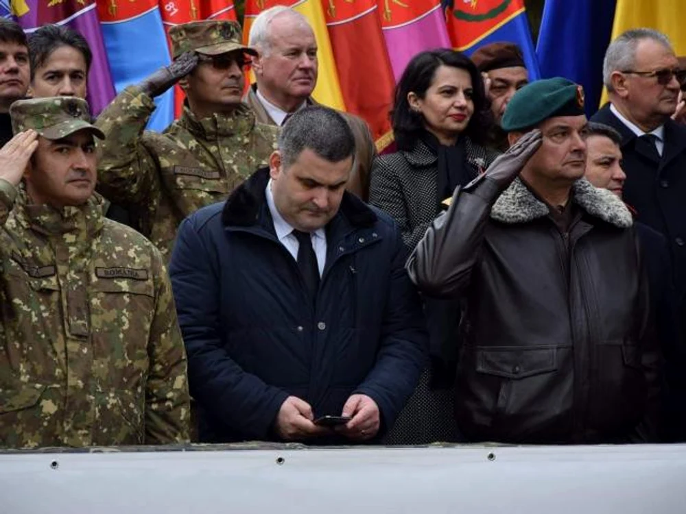 Ministrul apărării, Gabriel Leș, a fost surprins într-o postură deloc onorantă, în weekend, la Bistrița. Gabriel Leș butona telefonul atunci când, prin fața sa, militarii întorși din Afganistan îi dădeau onorul