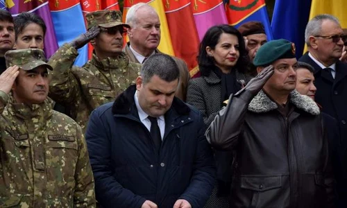 Ministrul apărării, Gabriel Leș, a fost surprins într o postură deloc onorantă, în weekend, la Bistrița  Gabriel Leș butona telefonul atunci când, prin fața sa, militarii întorși din Afganistan îi dădeau onorul jpeg