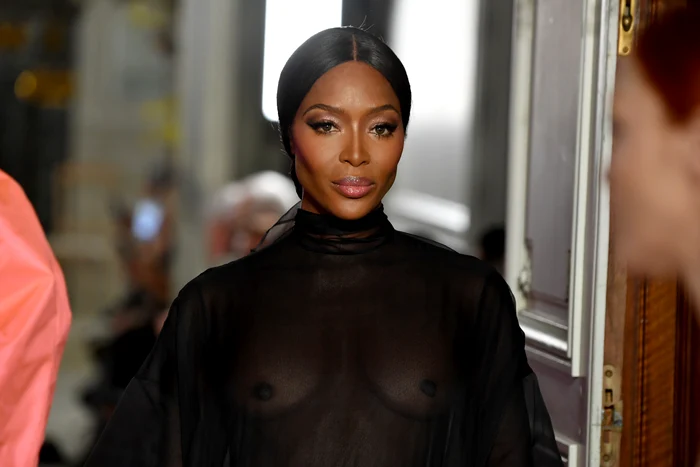 
    Naomi Campbell  arată senzaţional cu sânii la vedere la defilarea de la ParisFoto: GuliverGetty Images  