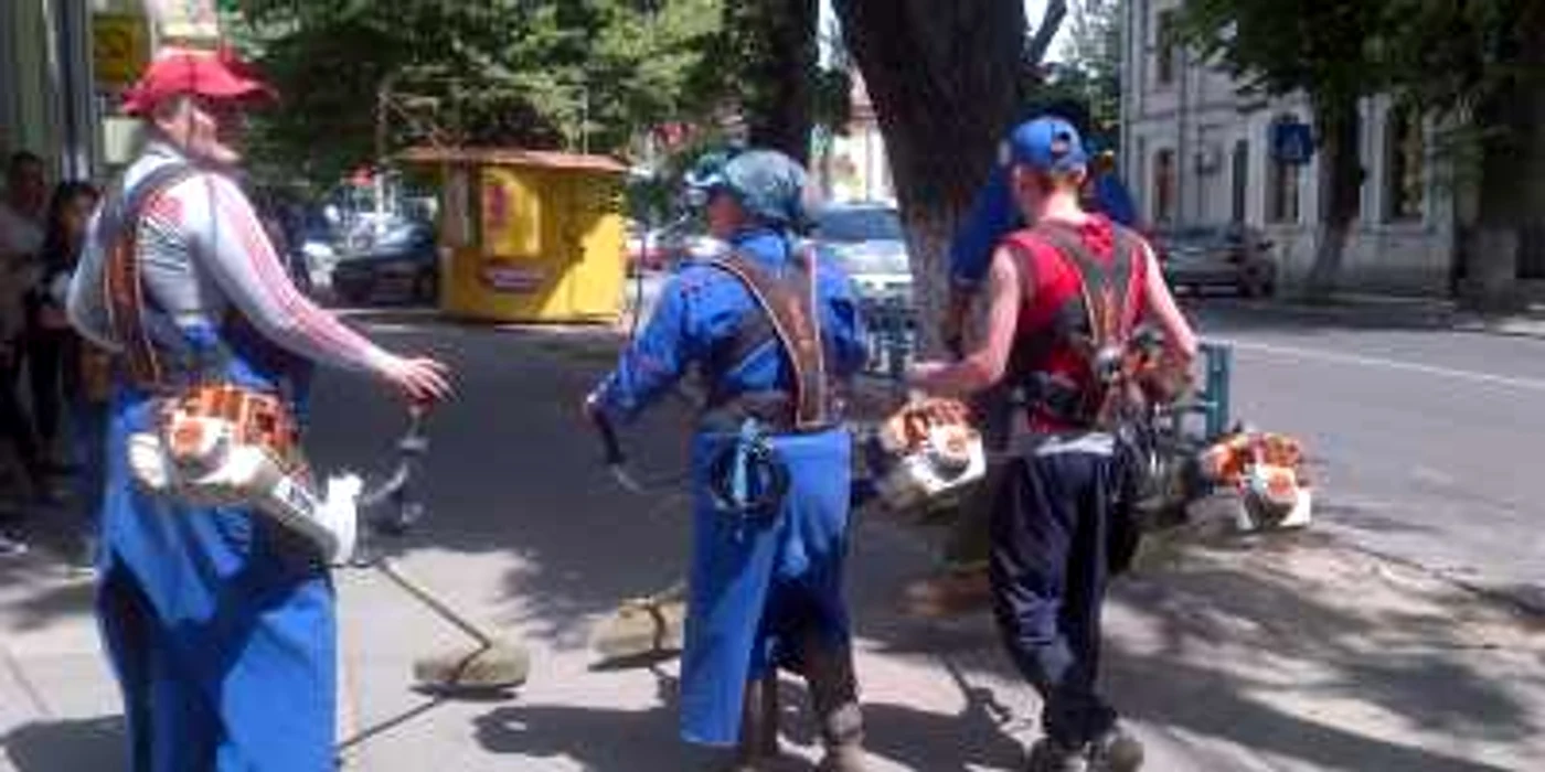 Oamenii par mai degrabă preocupaţi să sperie trecătorii decât să-şi facă treaba. Foto: Facebook