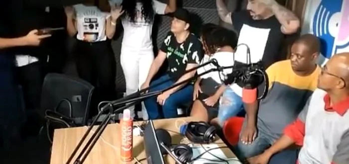 Hoţii au dat buzna la finalul unei emisiuni Captură YouTube