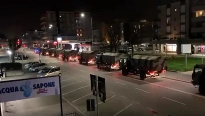 
    60 de sicrie au fost transportate de militari de la cimitirul local din Bergamo spre alte 11 localitățiFoto Captură video  