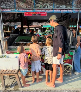 Radu Vâlcan, cu băieții lui în Thailanda