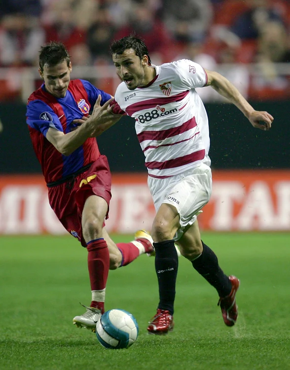 Stancu, în duel cu regretatul Antonio Puerta, de la Sevilla, în şaisprezecimile Cupei UEFA, sezonul 2006-2007