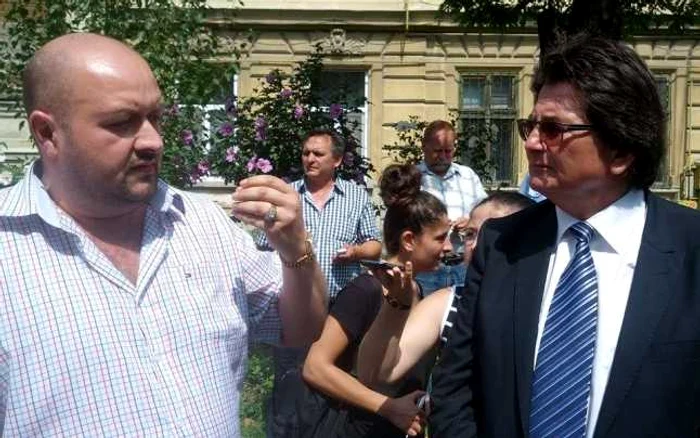 Nicolae Robu (dreapta), discută cu liderul unui clan de rromi pe tema unor turnuleţe construite ilegal FOTO optm.ro