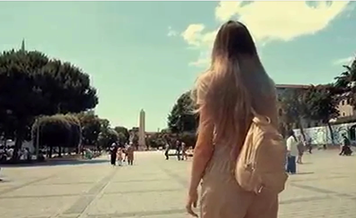 O tânără turistă, într-o piațetă