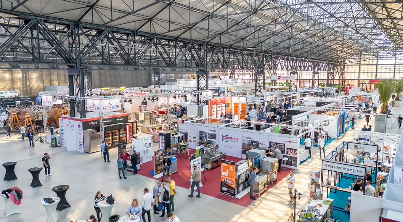 Standuri cu mâncare și diferite produse alimentare la o expoziție