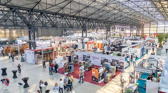 Standuri cu mâncare și diferite produse alimentare la o expoziție