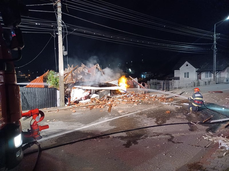 Un bărbat a murit prins sub dărâmături după o explozie urmată de un incendiu. Casa, distrusă în totalitate
