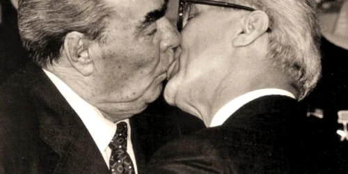 „Sărutul“ din 1979 a devenit mai celebru decât protagoniştii lui: Brejnev (stânga) şi Honecker Foto: Régis Bossu