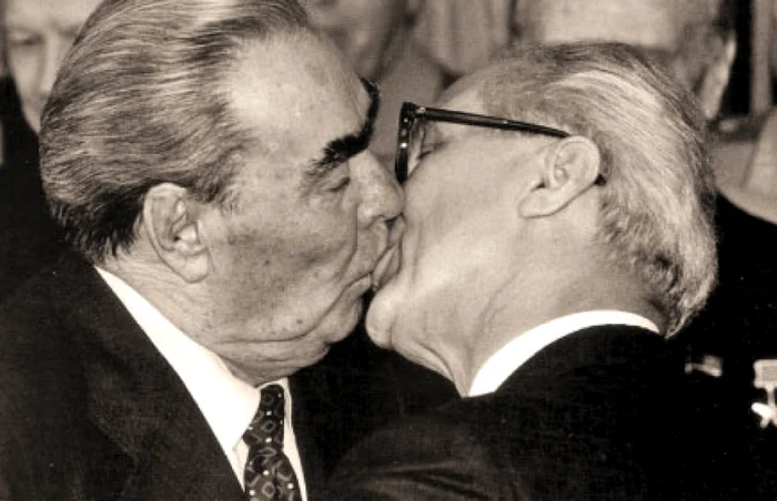 Leonid Brejnev şi Eric Honecker, în celebrul sărut comunist Foto Regis Bossu