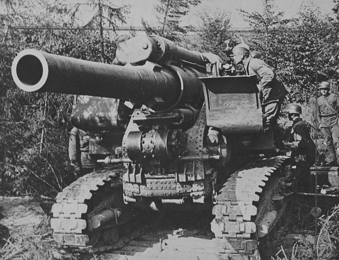 Artileriști sovietici pregătesc pentru tragere un obuzier greu B-4 de 203 mm, august–septembrie 1941