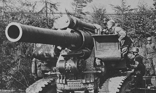 Artileriști sovietici pregătesc pentru tragere un obuzier greu B-4 de 203 mm, august–septembrie 1941