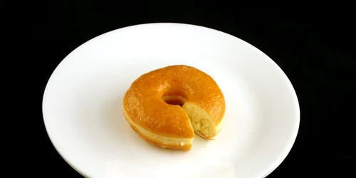 Gogoasa glazurata 52 grame = 200 calorii