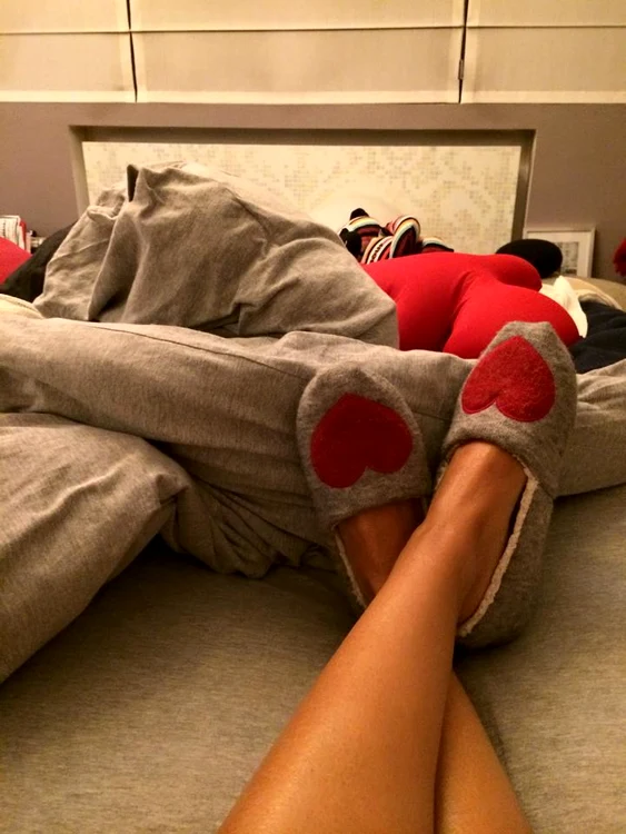 Andreea Esca poartă papuci cu inimioare