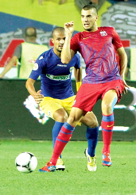 
    Stefan Nikolici a venit la Steaua în  vara anului 2011, de la Timişoara,  sub formă de împrumut contra  sumei de 250.000 de euro şi  opţiune de cumpărare definitivă  pentru 750.000 de euro  