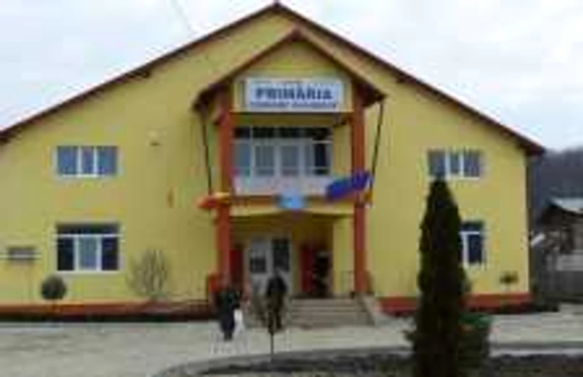 Înglodată în datorii, primăria Hulubeşti a rămas cu 11 din cei 20 de angajaţi